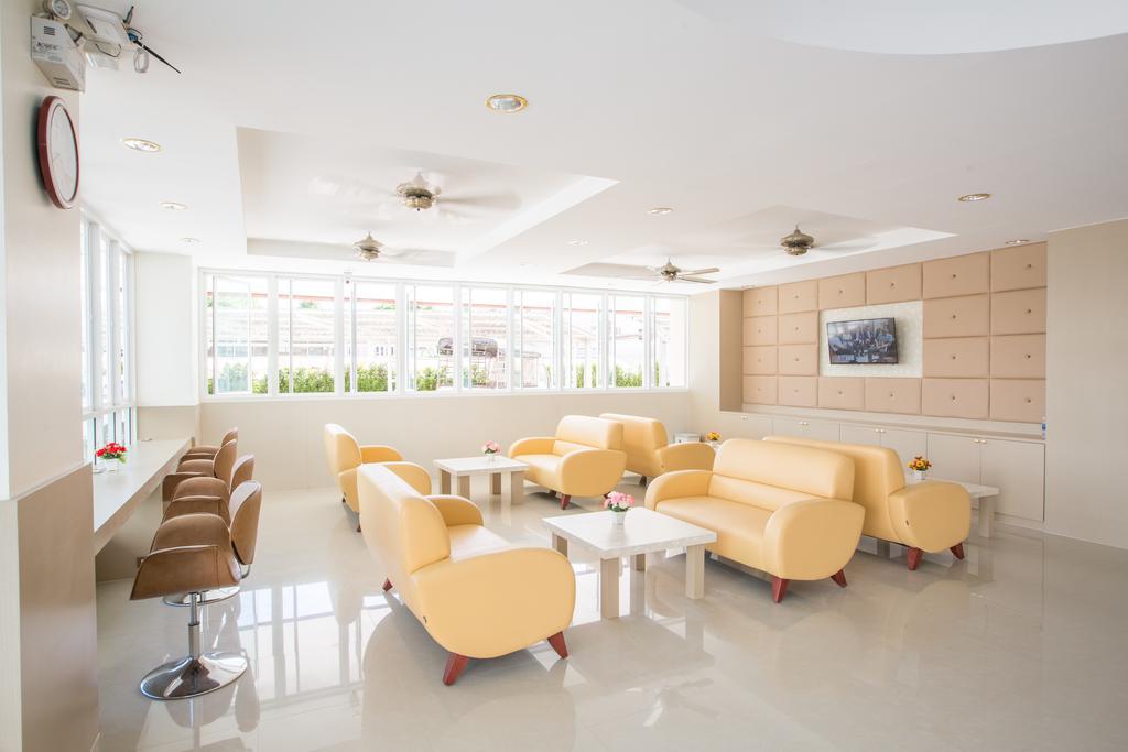 P.A. Thani Hotel Накхонсаван Экстерьер фото