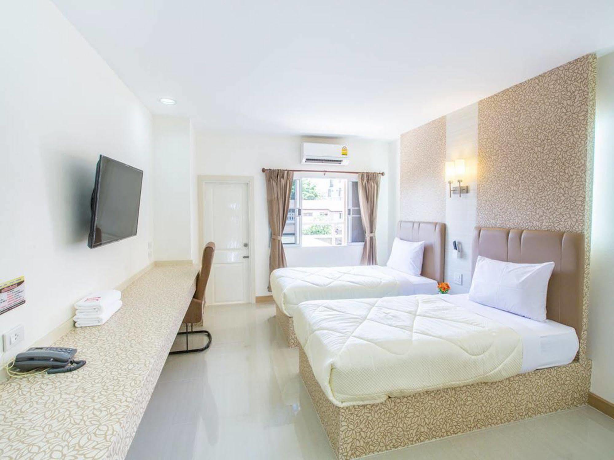 P.A. Thani Hotel Накхонсаван Экстерьер фото