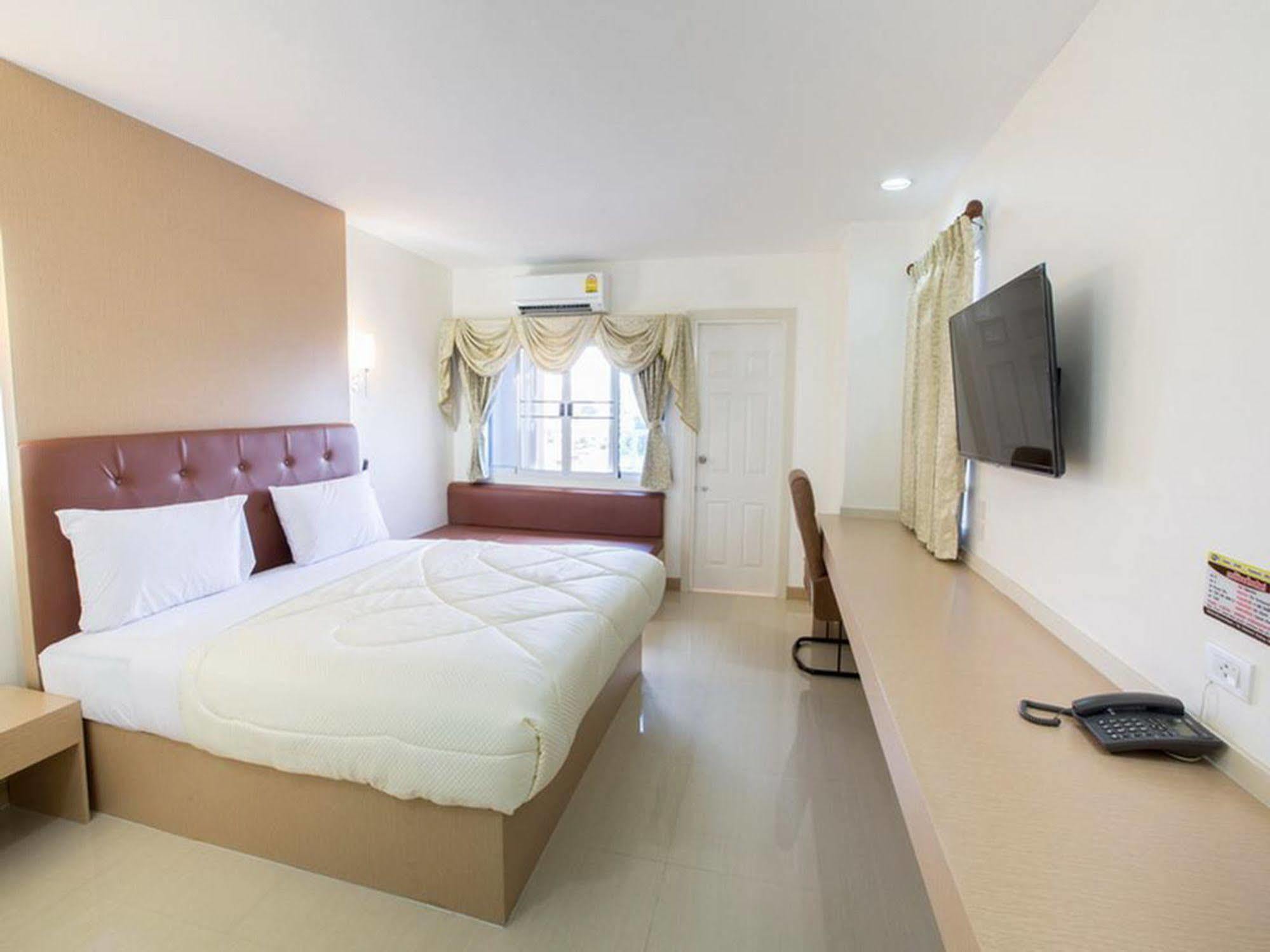 P.A. Thani Hotel Накхонсаван Экстерьер фото